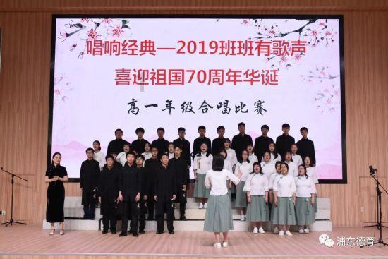 厕所门前挂一对联,上联“来人不蹲就站”,下联让人看后捧腹大笑